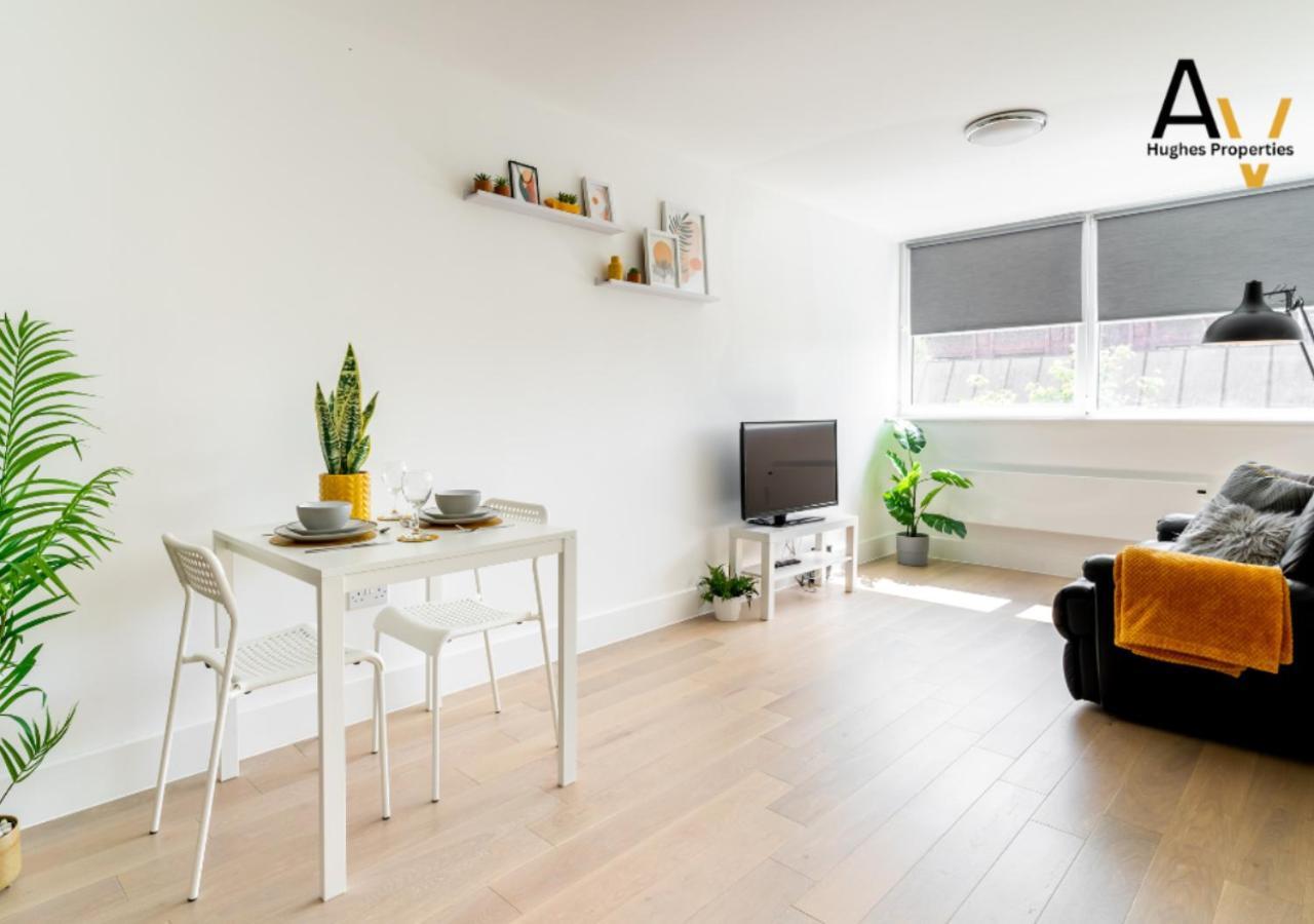 Luxurious One Bedroom Apartment by AV Hughes Properties Milton Keynes Exterior photo