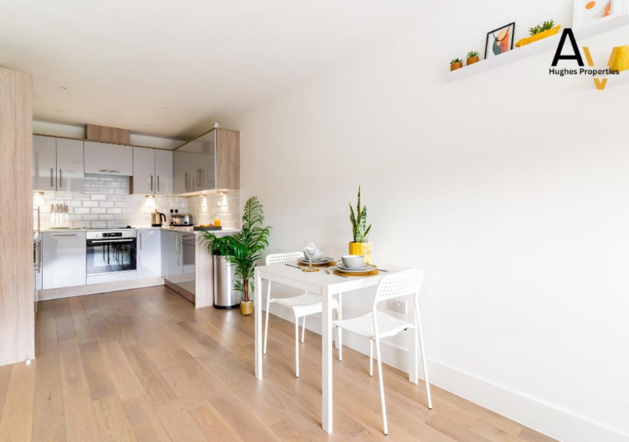 Luxurious One Bedroom Apartment by AV Hughes Properties Milton Keynes Exterior photo