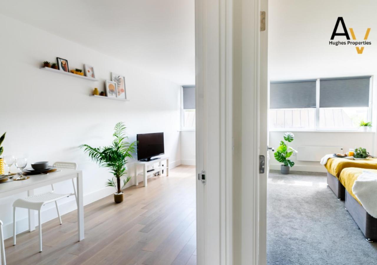 Luxurious One Bedroom Apartment by AV Hughes Properties Milton Keynes Exterior photo